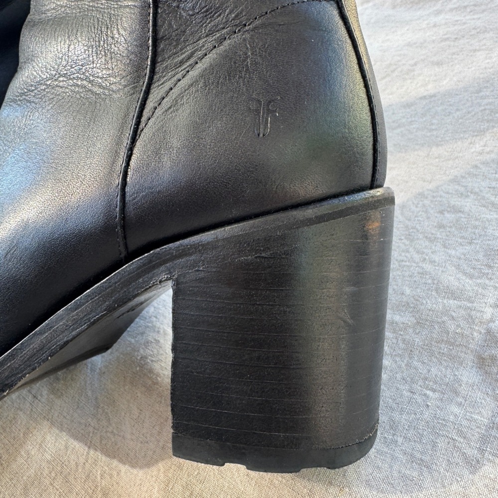 Frye Sabrina 6G Ankle Boot 8.5 Black Leather Lug Sole Block Heel Zip Chelsea - Picture 16 of 16